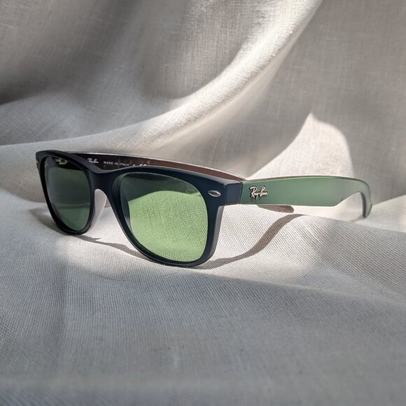Ray-Ban Wayfarer Sunglasses in Hunter Green with Case - Picture 1 of 10